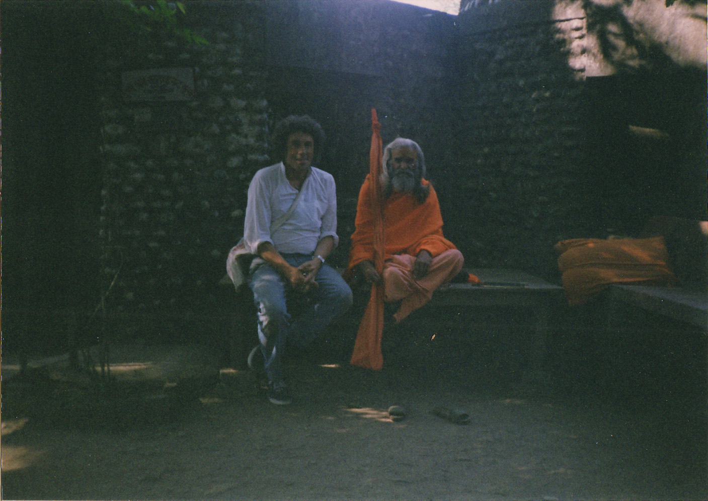 Premanand Paul Mason sits with Dandi Swami Narayananand Saraswati
